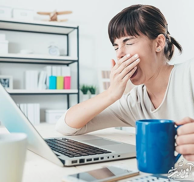 خانمی در حال خمیازه کشیدن